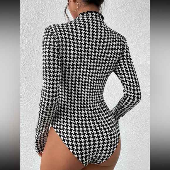 Classic Houndstooth Print Cut Out Front Mock Neck Bodysuit - Picture 3 of 9